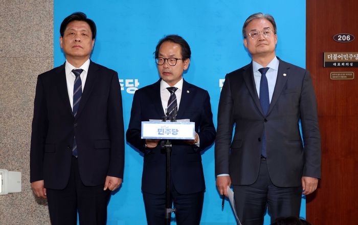 강준현 더불어민주당 수석대변인이 지난달 23일 오후 서울 여의도 국회 당대표실 앞에서 인천지역 전략공천 후보룰 발표하고 있다. 민주당은 인천 계양을에 김남준, 연수갑에 송영길 후보를 전략 공천했다. ⓒ뉴시스