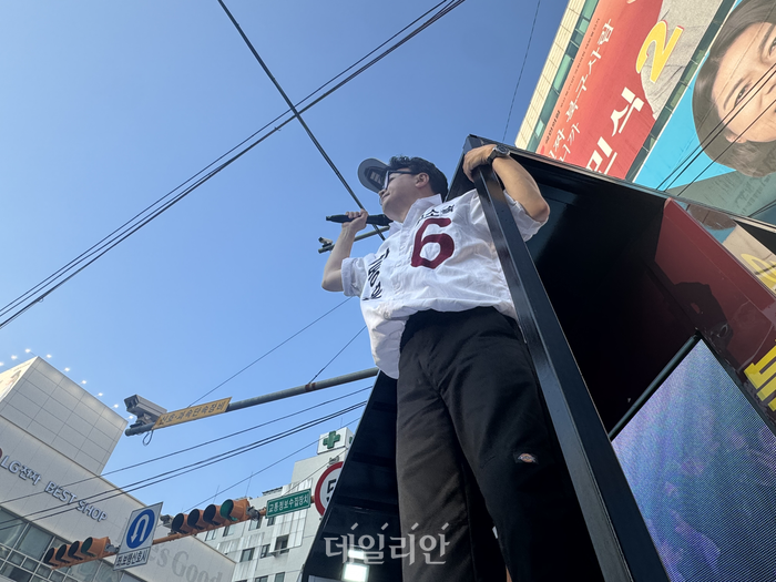 부산 북구갑 국회의원 보궐선거에 출마한 한동훈 무소속 후보가 22일 부산 북구 박민식 국민의힘 후보의 선거사무소 앞에서 선거 유세를 하고 있다. ⓒ데일리안 오수진 기자
