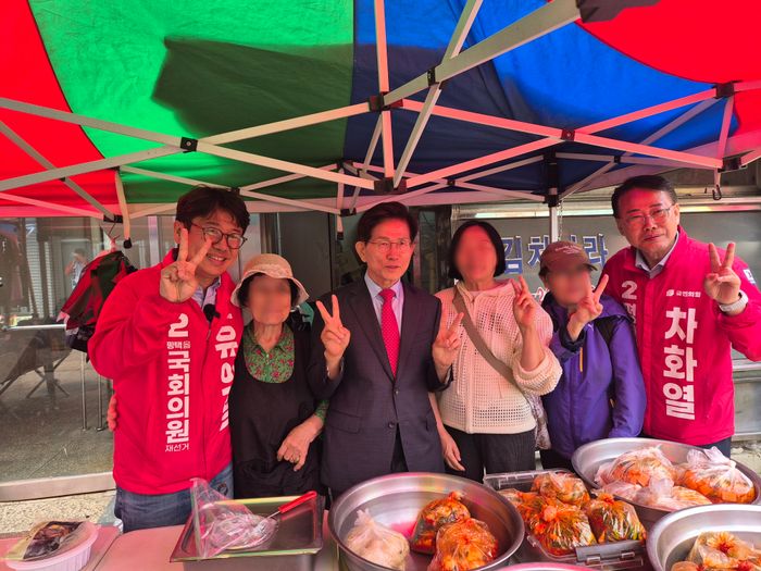 23일 오전 경기 평택시 팽성5일장을 찾은 김문수 국민의힘 상임선대위원장(가운데)과 유의동 국민의힘 후보(왼쪽)가 시민들과 사진 촬영을 하고 있다. ⓒ데일리안 허찬영 기자