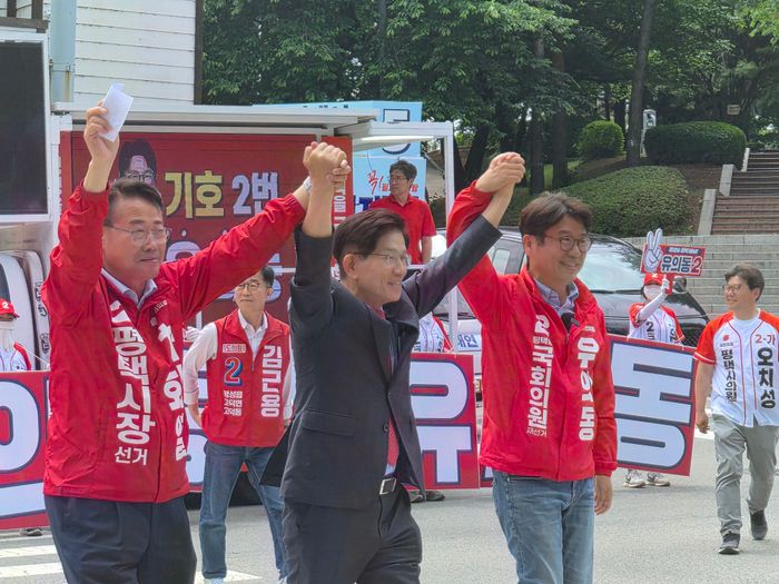 경기 평택시 팽성시장을 찾은 김문수(가운데) 국민의힘 상임선대위원장이 6·3 선거에 출마한 유의동(오른쪽) 국민의힘 평택을 후보과 차화열 국민의힘 평택시장 후보의 지지를 호소하고 있다. ⓒ데일리안 허찬영 기자