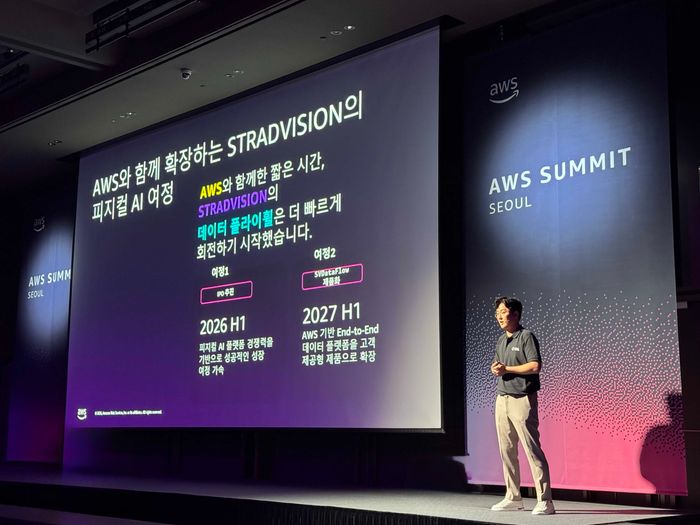 김인수 스트라드비젼 데이터 이노베이션 센터장이 21일 AWS 서밋 서울 2026에서 ‘피지컬 AI 학습을 위한 데이터 전략: 실 데이터와 합성 데이터로 심투리얼 가속화’를 주제로 발표를 하고 있다. ⓒ스트라드비젼