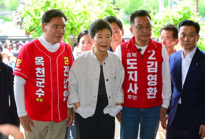 박근혜 전 대통령이 25일 오전 충북 옥천에 있는 고 육영수 여사의 생가를 찾아 모친 영정을 보고 있다. ⓒ뉴시스