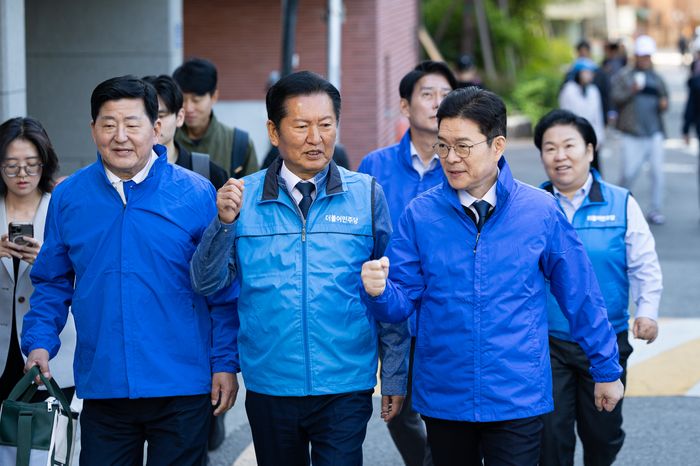 더불어민주당 정청래 대표와 정원오 서울시장 후보, 조재희 송파구청장 후보가 어버이날인 8일 서울 송파구에서 어르신이 사는 집에 우유를 배달하고 있다. ⓒ연합뉴스