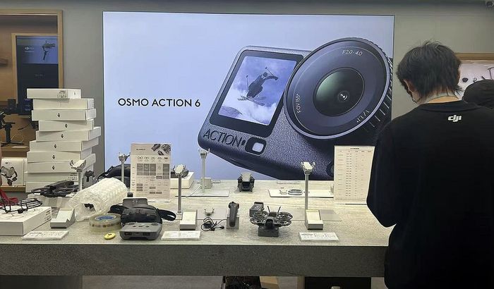 지난 28일 오후 중국 베이징 시내의 한 DJI 매장에서 직원이 드론을 정리하고 있다. ⓒ 연합뉴스