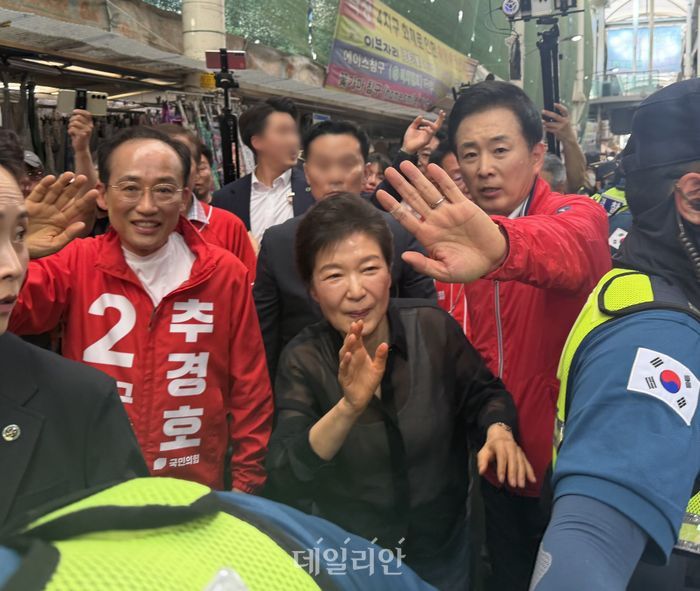 박근혜 전 대통경과 추경호 국민의힘 대구시장 후보가 31일 대구 중구 서문시장에서 시민들과 인사를 나누고 있다. ⓒ데일리안 김수현 기자