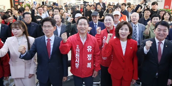 국민의 힘 유정복(왼쪽 3번째) 인천시장 후보가 12일 정복 캠프에서 열린 개소식에서 내외빈들과 주먹을 쥐고 인사하고 있다.ⓒ유정복 캠프 제공