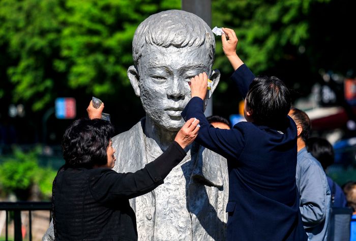 노동절을 하루 앞둔 4월 30일 서울 종로구 전태일다리를 찾은 시민들이 전태일 동상을 닦고 있다. ⓒ뉴시스