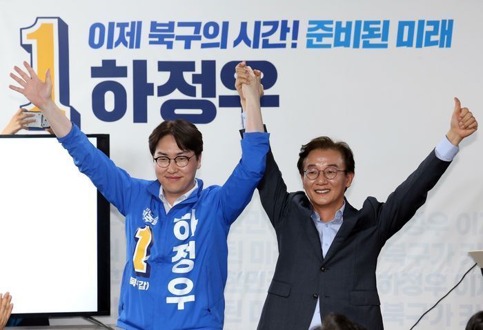 하정우 더불어민주당 부산 북구갑 국회의원 보궐선거 후보가 10일 부산 북구의 한 건물에서 자신의 선거사무소 개소식을 열고 전재수 부산시장 후보와 손을 잡고 지지자들에게 인사하고 있다. ⓒ뉴시스