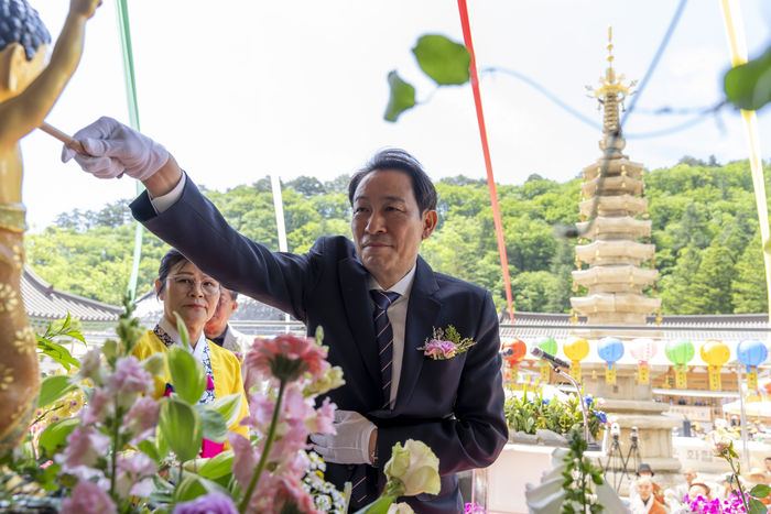 우상호 더불어민주당 강원특별자치도지사 후보기 24일 오전 평창 오대산 월정사에서 열린 봉축법요식에 참석하고 지역 불자들과 인사를 나눴다. ⓒ우상호 후보 캠프