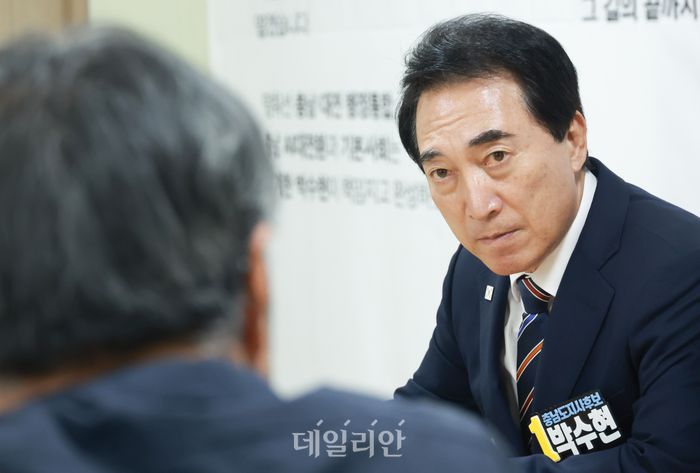 박수현 더불어민주당 충남도지사 후보가 18일 오후 천안시 동남구 캠프 천안사무소에서 진행된 민주노총 세종충남본부 간담회에 참석해 이야기를 듣고 있다. ⓒ데일리안 방규현 기자