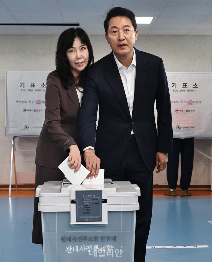 제9회 전국동시지방선거 사전투표 첫날인 29일 서울 용산구 한남주민센터에 마련된 사전투표소에서 오세훈 서울시장 후보 부부가 사전투표하고 있다. ⓒ데일리안 방규현 기자