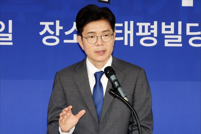 정원오 더불어민주당 서울시장 후보가 26일 오전 서울 중구 정원오 캠프 선거사무소에서 열린 