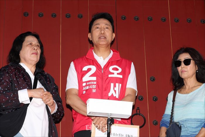 오세훈 국민의힘 서울시장 후보가 22일 오후 서울 성동구 행당동아기씨당 앞에서 열린 주민들과의 간담회에서 발언을 하고 있다. ⓒ데일리안 홍금표 기자