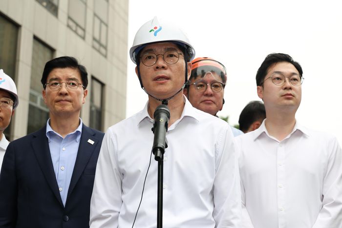 더불어민주당 정원오 서울시장 후보가 지난 26일 서울 서대문구 서소문 고가차도 붕괴 사고 현장에서 발언하고 있다. ⓒ연합뉴스