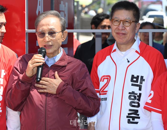 이명박 전 대통령이 31일 오후 부산 해운대구 해운대 해수욕장 앞 유세장을 방문해 박형준 국민의힘 부산시장 후보에 대해 지지발언을 하고 있다. ⓒ데일리안 방규현 기자