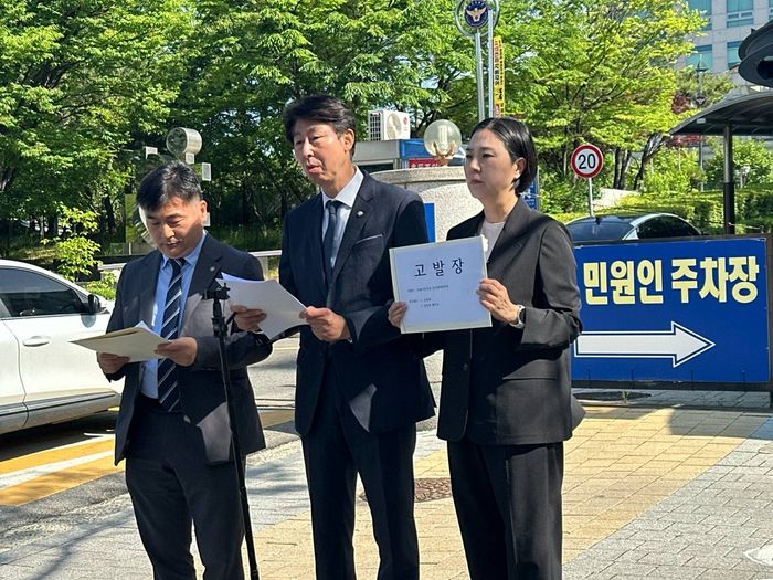 더불어민주당 박찬대 인천시장 후보 선거대책위원회 관계자들이 22일 유정복 후보 부부의 가상자산 은닉 및 조세포탈 의혹과 관련해 인천경찰청에 고발장을 제출하고 있다. ⓒ박찬대 캠프 제공
