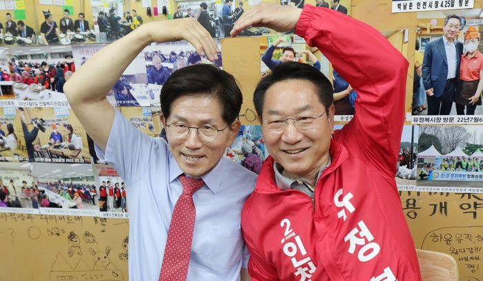 국민의 힘 유정복 인천시장 후보와 김문수 명예선대위원장이 19일 석바위시장의 한 식당에서 하트 포즈를 취하고 있다.ⓒ 유정복 캠프 제공