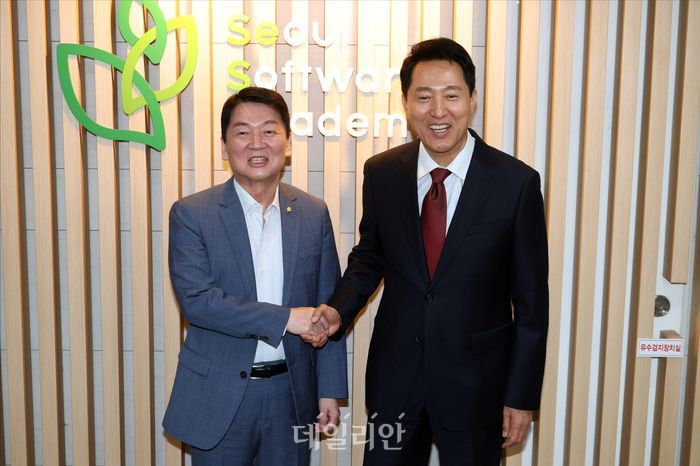 국민의힘 오세훈 서울시장 후보와 안철수 의원이 18일 서울 영등포구 서울 청년취업사관학교 영등포캠퍼스에서 청년들과 간담회를 갖기 전 인사를 나누고 있다. ⓒ데일리안 홍금표 기자