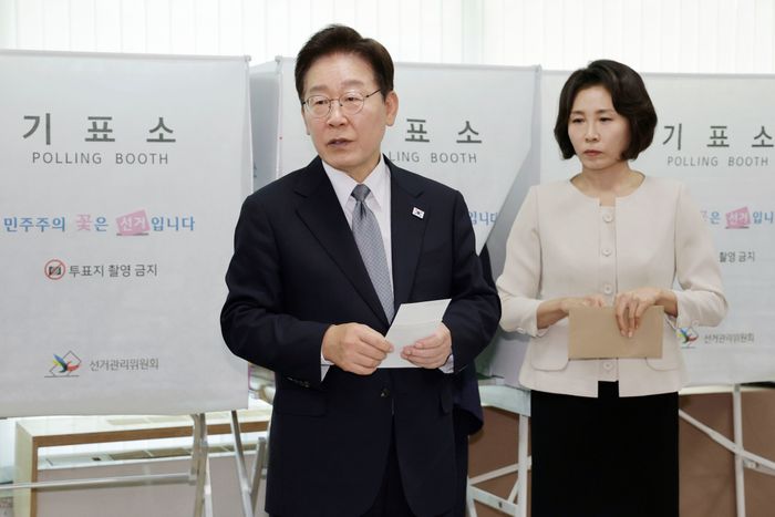 이재명 대통령이 제9회 전국동시지방선거 사전투표 첫날인 29일 서울 종로구 삼청동 주민센터에서 사전 투표 중 기표 도장 관련 문의를 하고 있다. ⓒ뉴시스