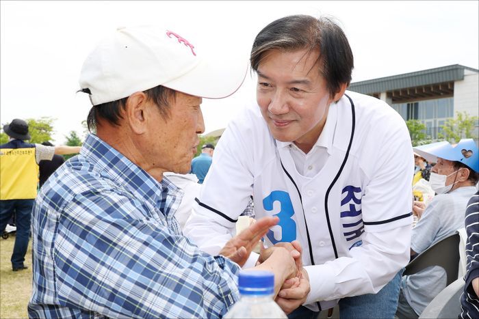 조국 조국혁신당 경기 평택을 국회의원 후보가 19일 경기도 평택 농업생태원에서 열린 자장면 나눔 행사에서 시민들과 인사를 나누고 있다. ⓒ데일리안 홍금표 기자
