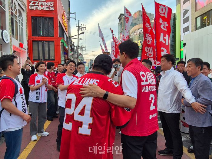 오세훈 국민의힘 서울시장 후보가 22일 서울 마포구 홍대거리에서 시민들과 사진 촬영을 하고 있다.ⓒ데일리안 김주훈 기자