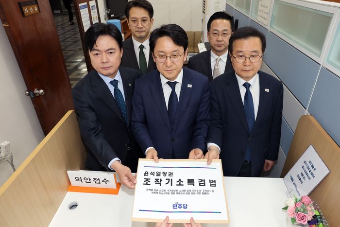 천준호 더불어민주당 원내대표 직무대행과 국정조사특위 위원들이 4월 30일 서울 여의도 국회 의안과에서