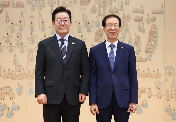 이재명 대통령이 15일 서울 용산 대통령실 청사에서 열린 위촉장 수여식에서 이석연 국민통합위원장에게 위촉장을 수여한 뒤 기념촬영을 하고 있다. ⓒ대통령실통신사진기자단