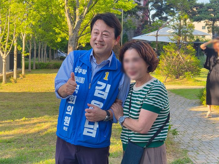 김용남 더불어민주당 후보가 30일 유세 도중 한 시민과 사진 촬영을 하고 있다. ⓒ데일리안 허찬영 기자
