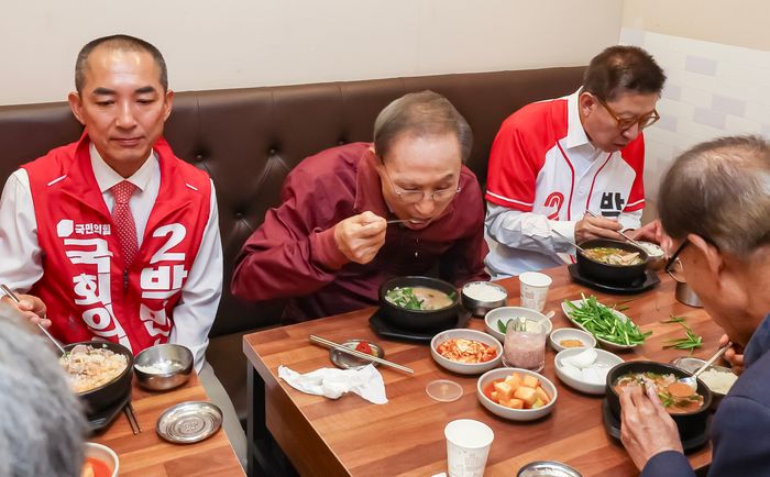이명박 전 대통령이 31일 오후 부산 해운대구의 한 돼지국밥집에서 국민의힘 박형준 부산시장 후보와 박민식 북갑 보궐선거 후보 등과 함께 식사를 하고 있다. ⓒ연합뉴스