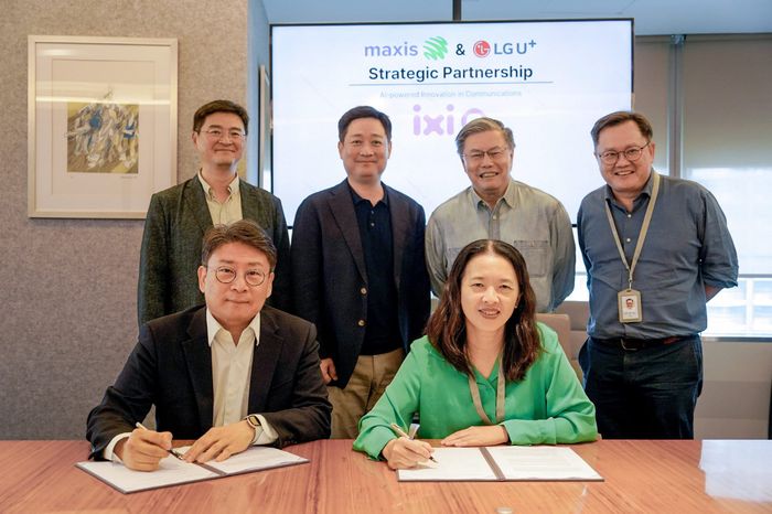 홍범식 LG유플러스 대표(뒷줄 왼쪽에서 두 번째)와 맥시스 고 쇼 엥(Goh Seow Eng) CEO(뒷줄 왼쪽에서 세 번째)를 비롯한 양사 주요 경영진이 말레이시아 현지에서 진행된 협약식에서 기념촬영을 하는 모습.ⓒLG유플러스