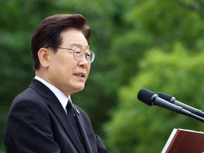 이재명 대통령이 23일 경남 김해시 봉하마을에서 열린 고 노무현 전 대통령 서거 17주기 추도식에 참석해 추도사를 하고 있다. ⓒ연합뉴스
