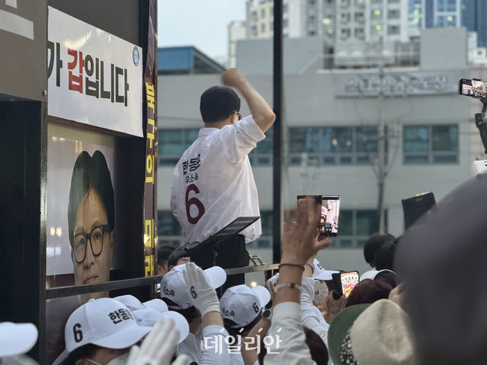 부산 북구갑 국회의원 보궐선거에 출마한 한동훈 무소속 후보가 21일 부산 북구 구포시장 쌈지공원에서 열린 출정식에서 지지를 호소하고 있다. ⓒ데일리안 오수진 기자