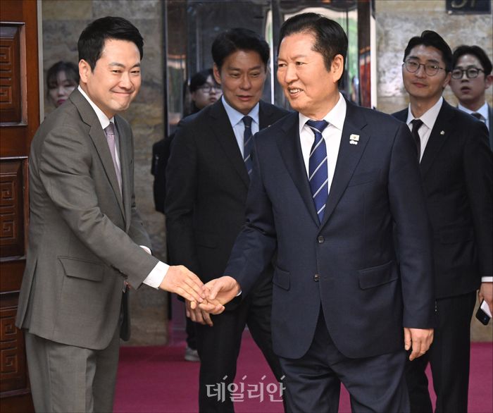 정청래(오른쪽) 더불어민주당대표와 장동혁 국민의 대표가 4월 2일 추가경정예산안 시정연설을 위해 방문을 할 이재명 대통령을 사전 환담장에서 기다리며 인사를 나누고 있다. ⓒ데일리안 홍금표 기자
