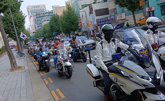 베스트 라이더’가 안전 문화 확산을 위한 시가행진을 하고 있다.ⓒ부천시제공