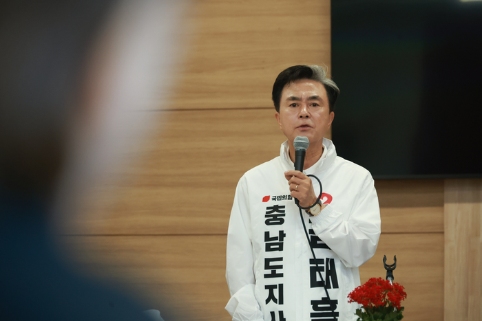 김태흠 국민의힘 충남도지사 후보가 18일 천안시 서북구 중소기업커뮤니티센터에서 진행된 천안지역 문학인단 간담회에 참석해 발언하고 있다. ⓒ데일리안 방규현 기자