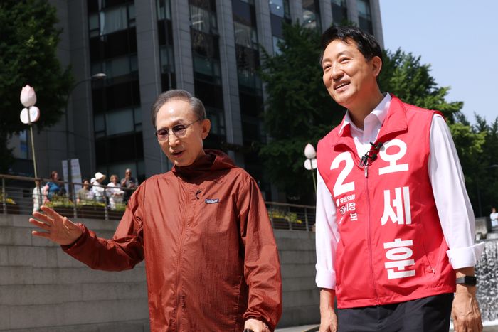 오세훈(오른쪽) 국민의힘 서울시장 후보가 지난 15일 이명박 전 대통령과 함께 청계광장을 걷고 있다. ⓒ오세훈 캠프