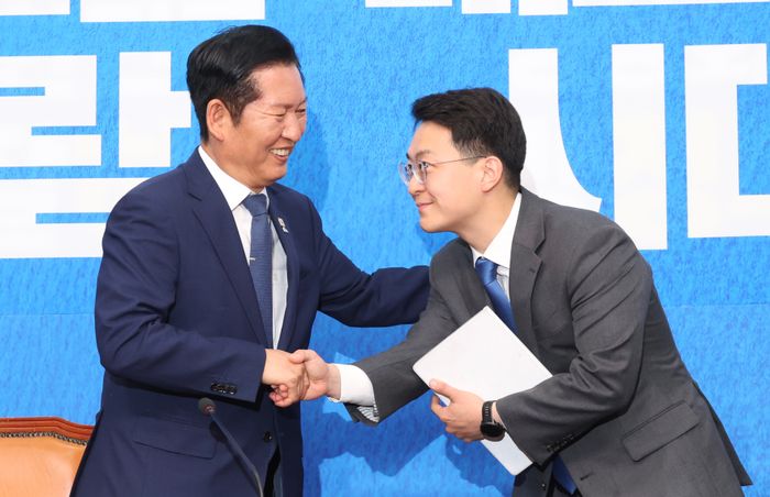 정청래 더불어민주당 대표가 지난 6일 서울 여의도 국회에서 열린 발탁인재 환영식에서 박지원 최고위원과 악수를 하고 있다. ⓒ뉴시스