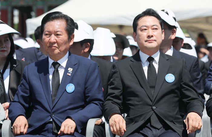 정청래(왼쪽) 더불어민주당 대표와 장동혁 국민의힘 대표가 18일 광주 동구 5·18민주광장에서 열린 제46주년 5·18민주화운동 기념식에 참석해 있다. ⓒ뉴시스