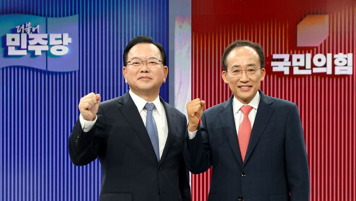 22일 오후 대구 수성구 TBC 스튜디오에서 열린 제9회 전국동시지방선거 대구시장 후보자 초청 토론회에서 김부겸(왼쪽) 더불어민주당 대구시장 후보와 추경호 국민의힘 대구시장 후보가 토론회 시작에 앞서 기념촬영을 하고 있다. ⓒ 뉴시스