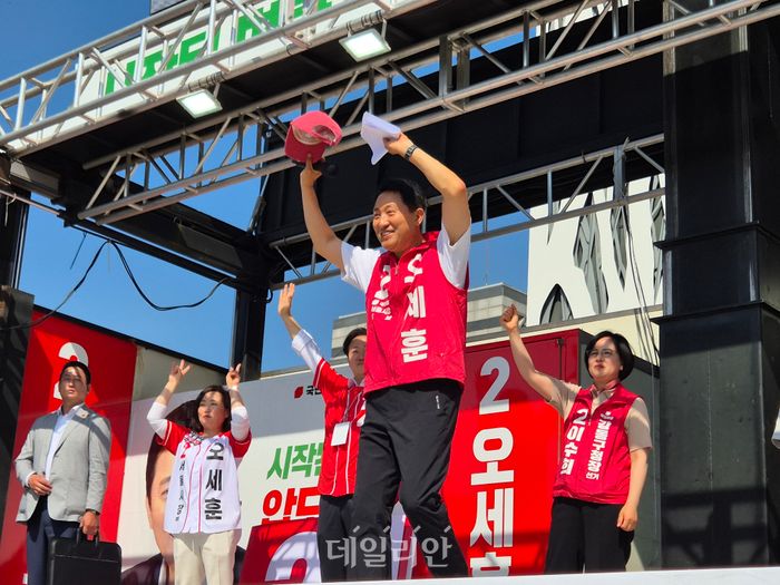 오세훈 국민의힘 서울시장 후보가 24일 강동구 둔촌동역 인근에서 유세하고 있다. ⓒ데일리안 김주훈 기자