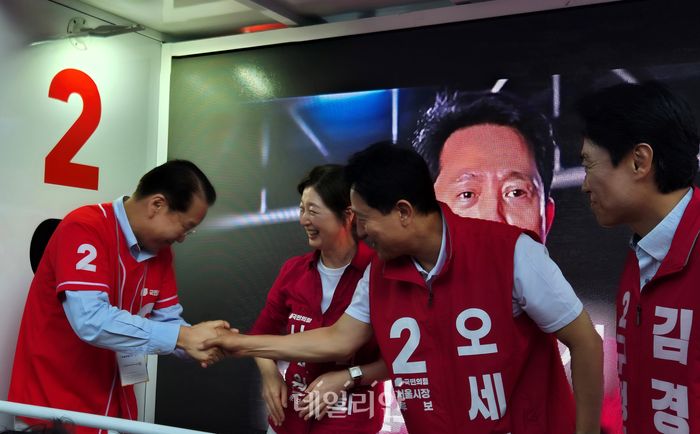 오세훈(가운데) 국민의힘 서울시장 후보가 30일 용산구 후암시장 유세에서 권영세 의원과 악수하고 있다. ⓒ데일리안 김주훈 기자