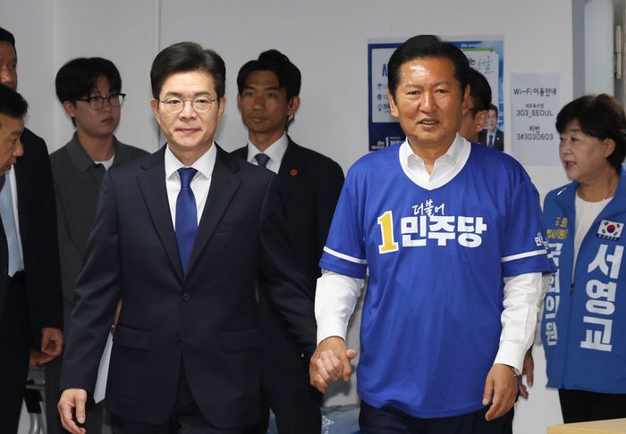정청래 더불어민주당 대표 겸 총괄상임선거대책위원장과 정원오 더불어민주당 서울시장 후보가 29일 오전 서울 중구 정원오 더불어민주당 서울시장 후보 사무실에서 열린 서울 현장 중앙선거대책위원회의에 손을 잡고 참석하고 있다. ⓒ 뉴시스