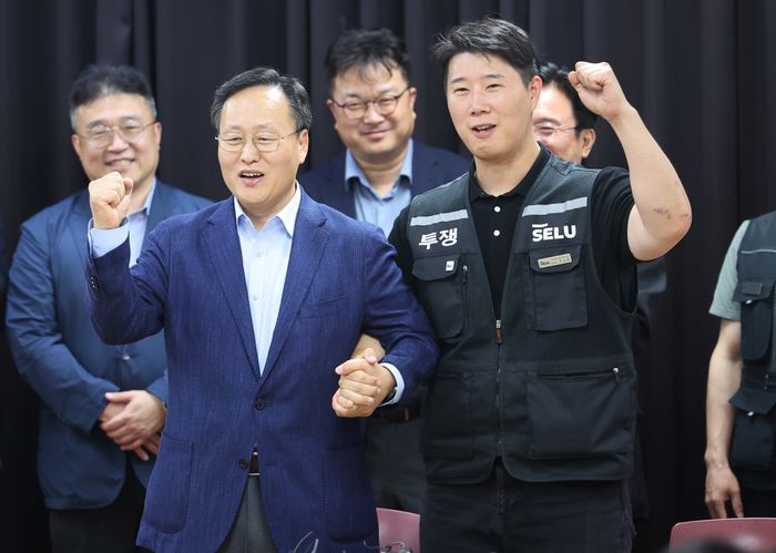 20일 경기도 수원시 장안구 경기고용노동청에서 열린 삼성전자 임금협상을 마친 후 여명구 삼성전자 DS(디바이스솔루션·반도체 사업 담당) 피플팀장과 최승호 삼성그룹 초기업노동조합 삼성전자지부 위원장이 잠정 합의한에 서명한 후 파이팅을 외치고 있다. (공동취재) ⓒ뉴시스