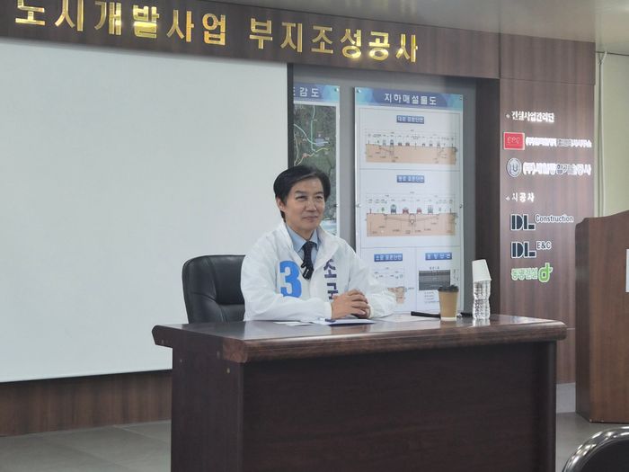 조국 조국혁신당 후보가 13일 열린 간담회에서 주민들의 질문을 듣고 있다.ⓒ데일리안 허찬영 기자