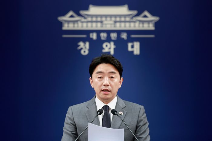강훈식 비서실장이 4월 29일 청와대에서 