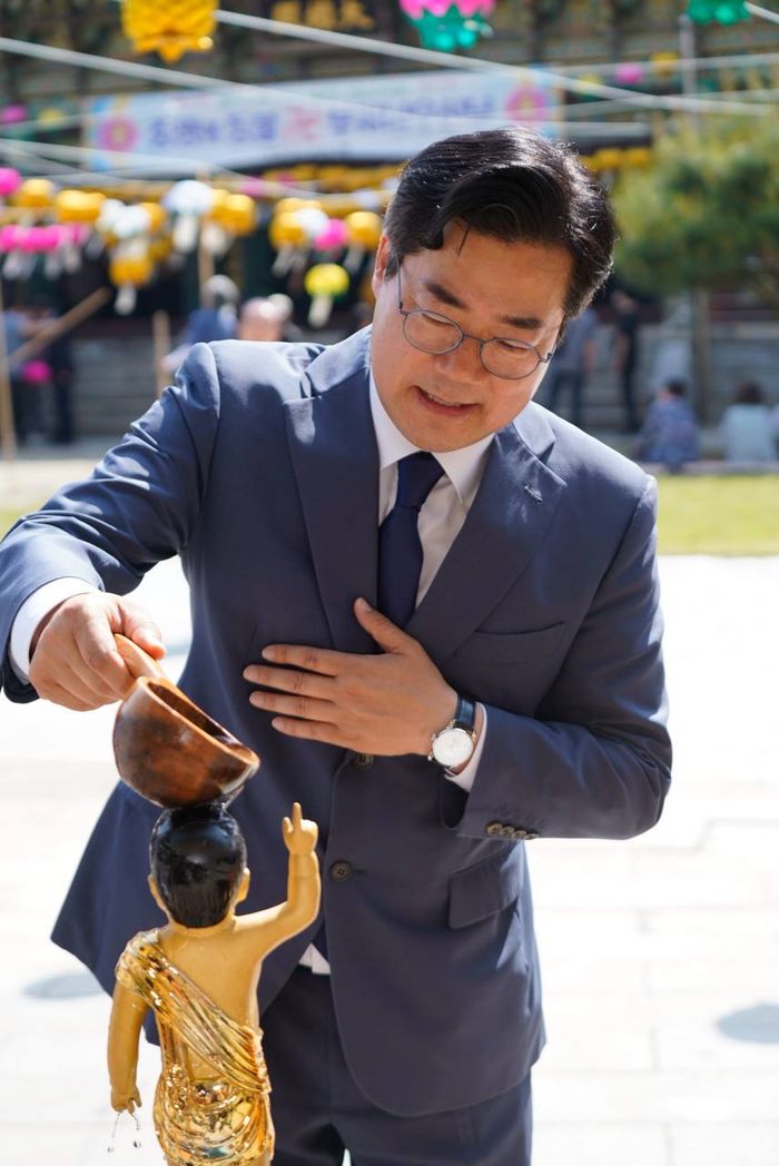 더불어민주당 박찬대 인천시장 후보가 24일 부처님 오신날을 맞아 수도사를 방문, 아기 부처님 조각상에 물을 붓고 있다ⓒ 바간대 캠프 제공