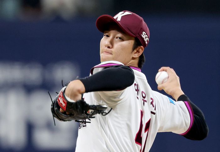14일 서울 구로구 고척스카이돔에서 열린 2026 KBO 리그 한화 이글스와 키움 히어로즈의 경기, 키움 선발 안우진이 역투하고 있다. ⓒ 뉴시스