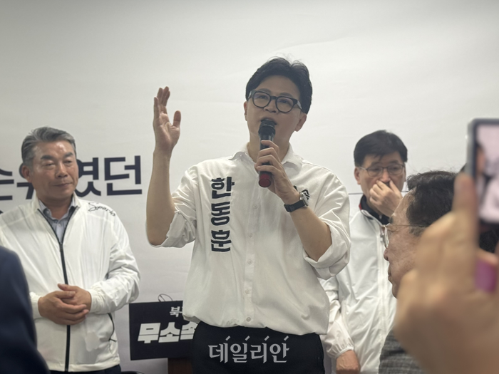 한동훈 무소속 부산 북갑 국회의원 보궐선거 예비후보가 10일 오후 부산 북구에서 열린 선거사무소 개소식에서 인사말을 하고 있다. ⓒ데일리안 오수진 기자