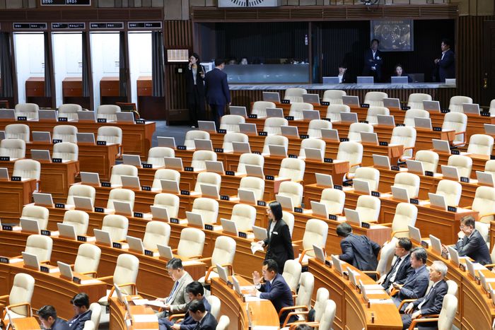 유상범 국민의힘 원내운영수석부대표가 7일 서울 여의도 국회에서 열린 제435회 국회(임시회) 제1차 본회의에서 의사 진행 발언을 마치고 본회의장을 빠져나가고 있다. ⓒ뉴시스