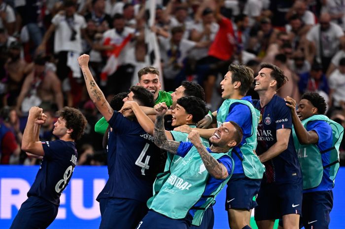 PSG 동료들과 우승의 기쁨 만끽하는 이강인. ⓒ AP=뉴시스